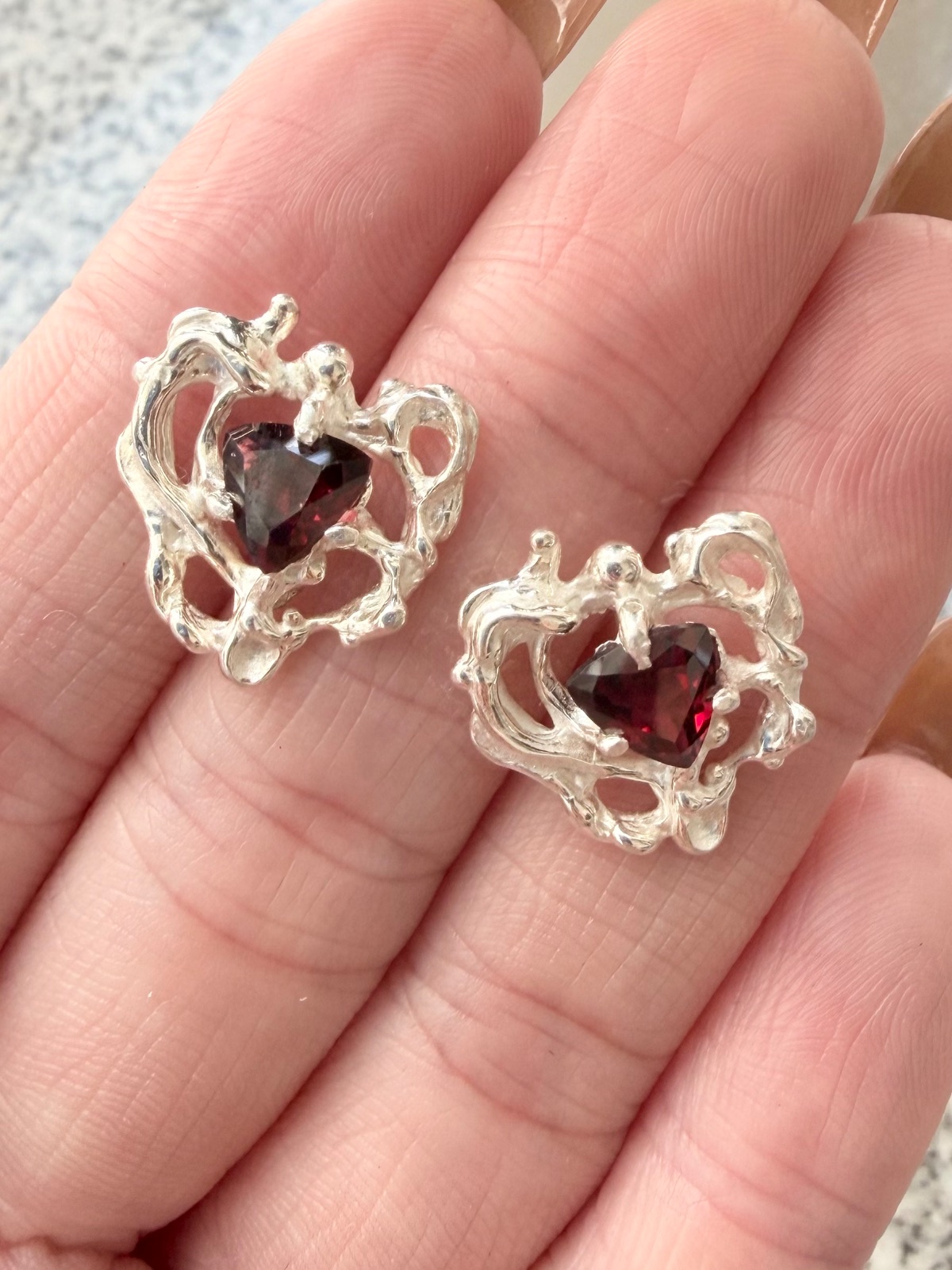 Cordia earrings (silver) with Garnet